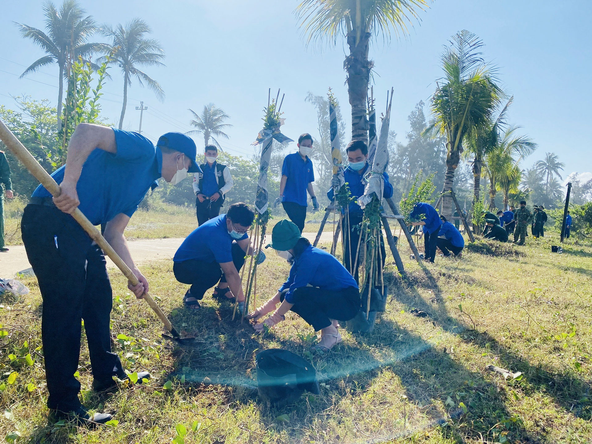 Các-đoàn-viên-thanh-niên-thực-hiện-tuyến-đường-Sáng---Xanh---Sạch---Đẹp---An-toàn-tại-xã-Tam-Thanh,-TP.-Tam-Kỳ,-Quảng-Nam