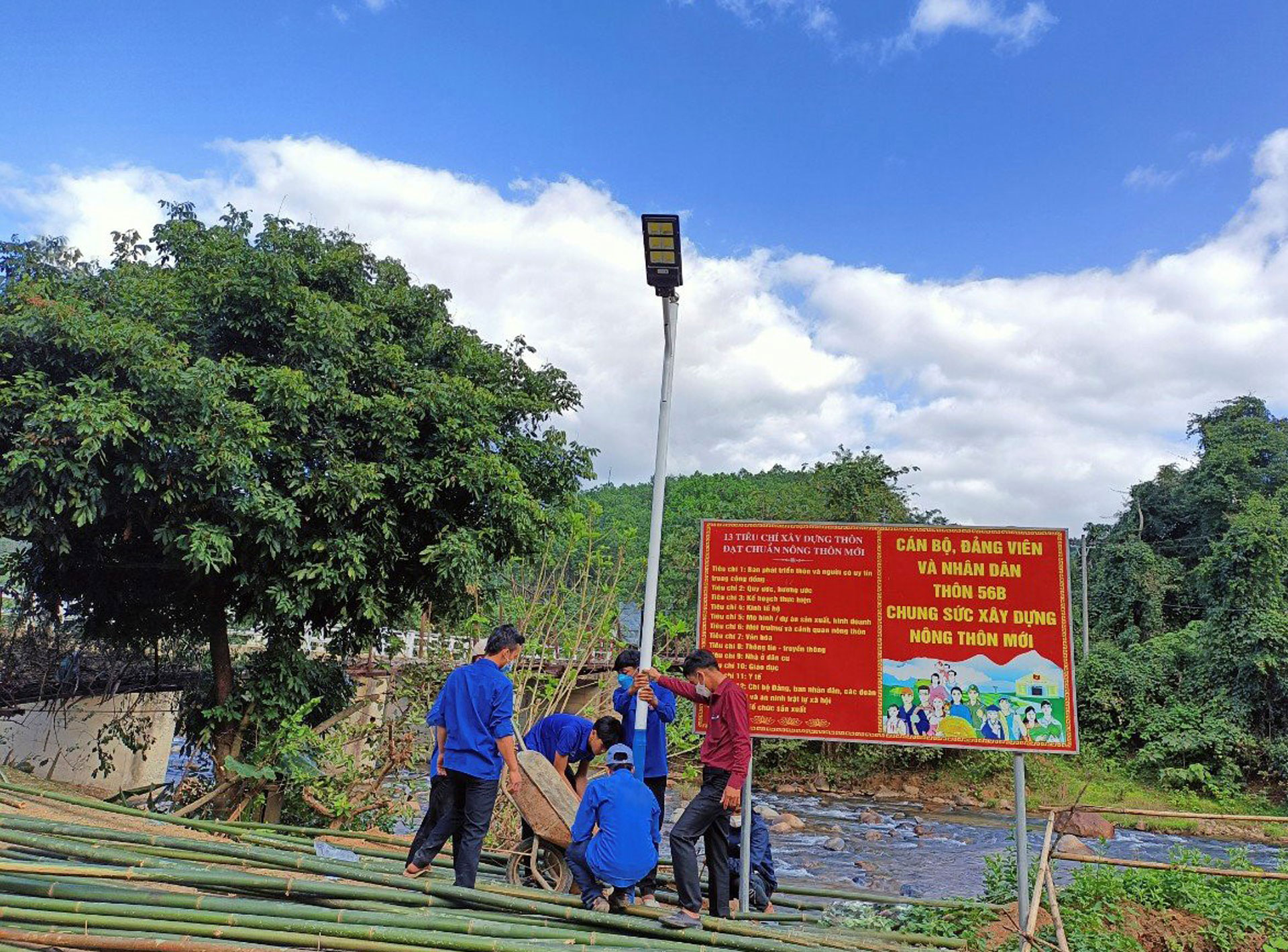 oàn-viên-thanh-niên-tham-gia-lắp-đặt-công-trình-Thắp-sáng-đường-biên-tại-xã-Đắc-Pre,-huyện-Nam-Giang,-tỉnh-Quảng-Nam-1