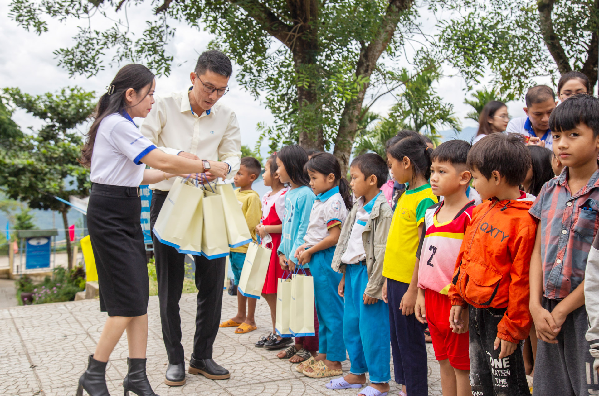 Đêm Trung thu: Vầng trăng yêu thương dành cho các em học sinh vùng núi cao Nam Trà My, Quảng Nam 