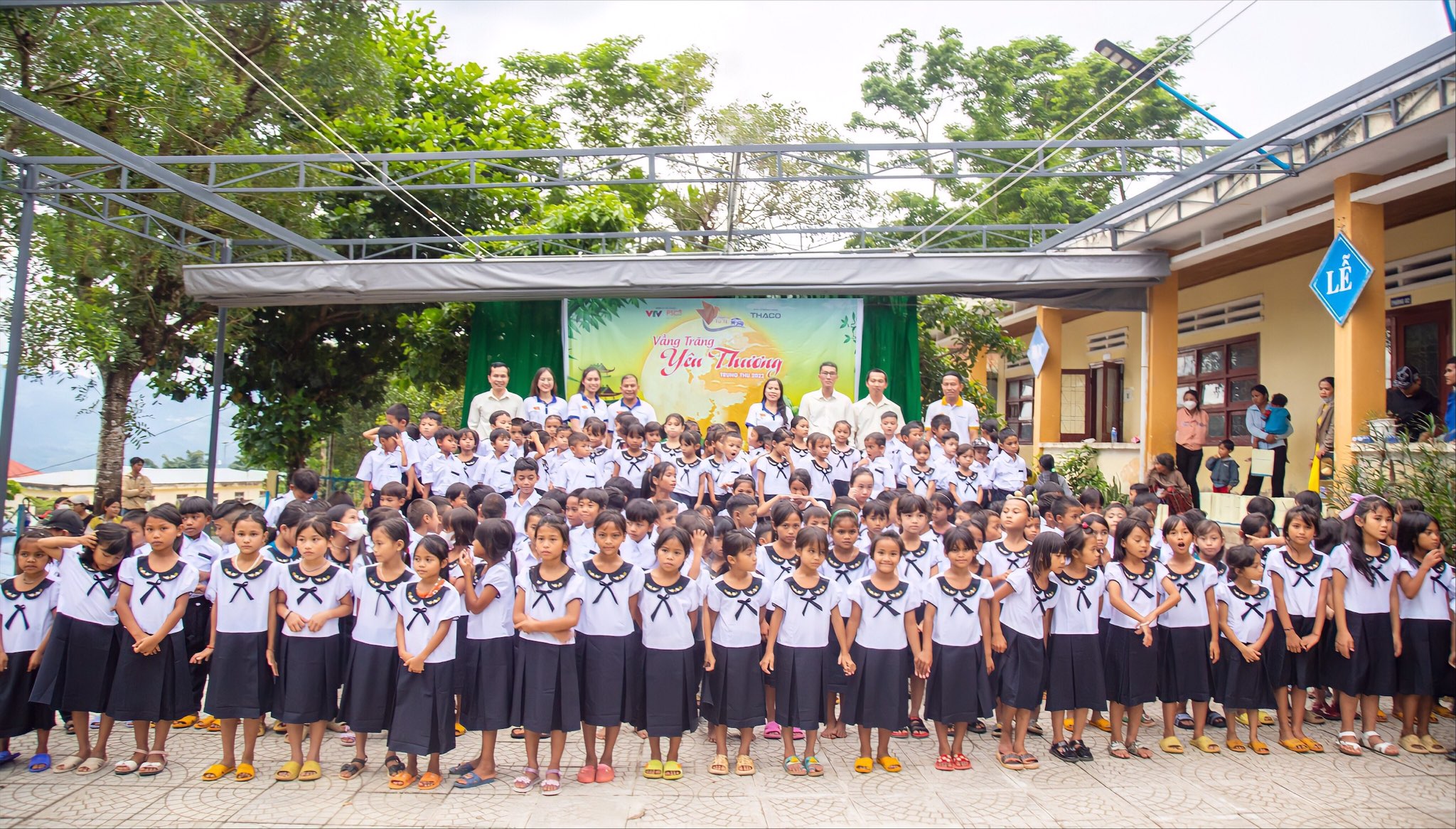 Các em học sinh Trường Phổ thông Dân tộc bán trú Tiểu học Vừ A Dính trong những bộ đồng phục mới do THACO Industries trao tặng