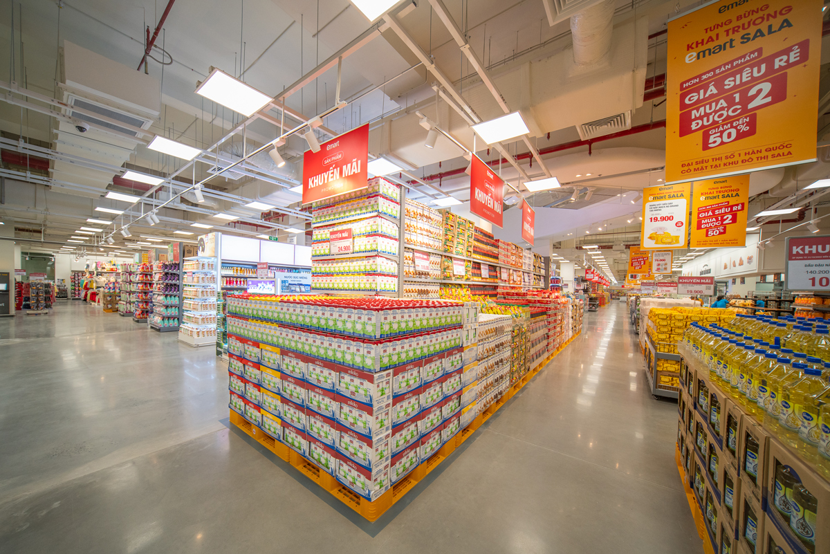 Với không gian hơn 6.500m2 cùng diện tích bán hàng hơn 4.000m2, Emart Sala trưng bày đầy đủ các ngành hàng từ thương hiệu uy tín trong nước và các sản phẩm đến từ Hàn Quốc, đáp ứng nhu cầu khác nhau cho khách hàng.